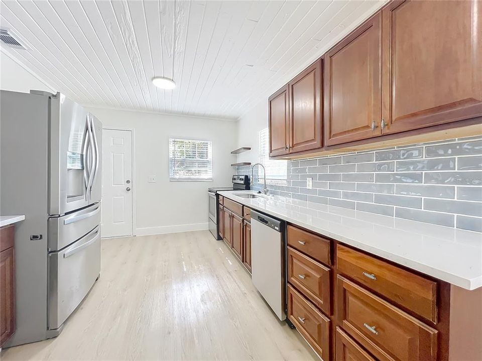 На продажу: $169,999 (2 спален, 1 ванн, 784 Квадратных фут)