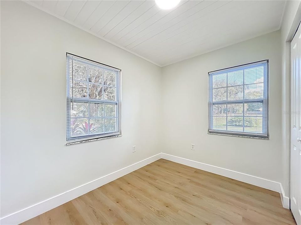 На продажу: $169,999 (2 спален, 1 ванн, 784 Квадратных фут)