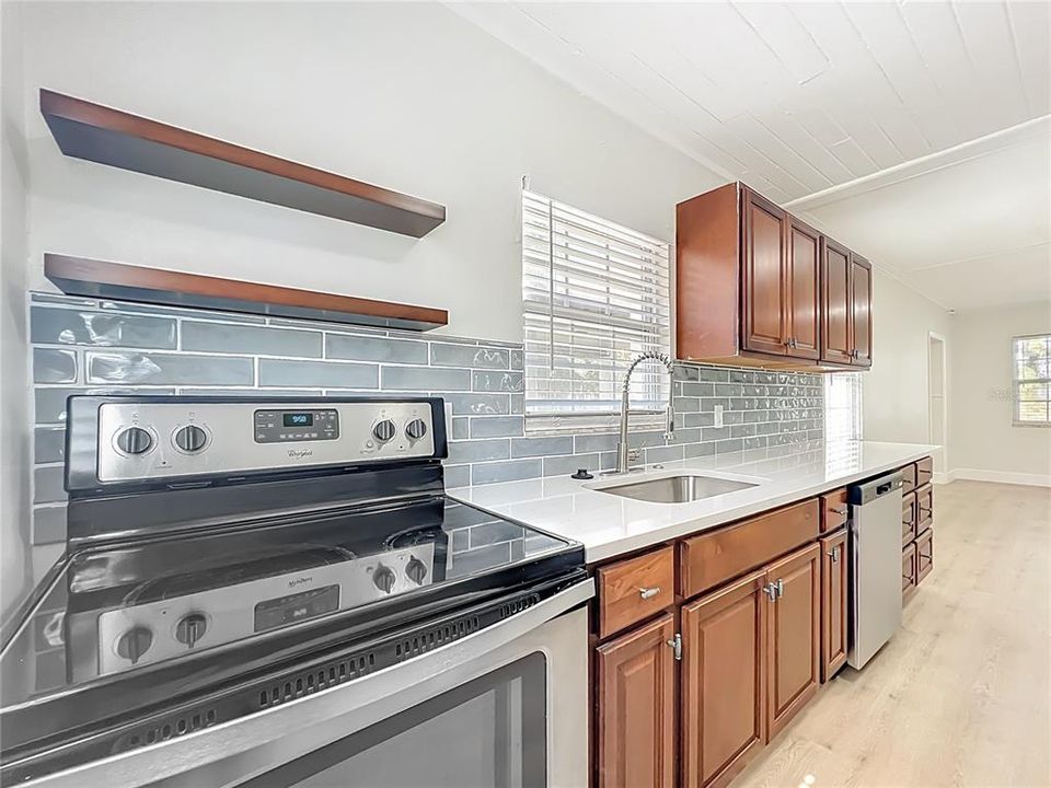 На продажу: $169,999 (2 спален, 1 ванн, 784 Квадратных фут)