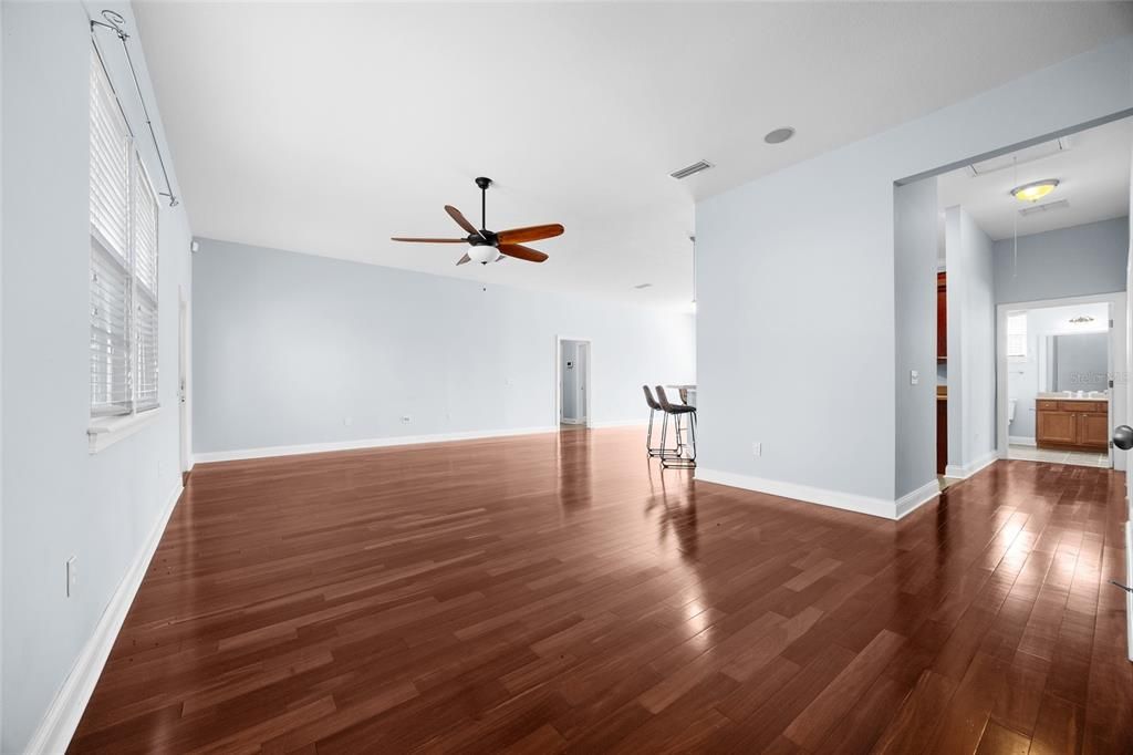 For Sale: $375,000 (3 beds, 2 baths, 1922 Square Feet)