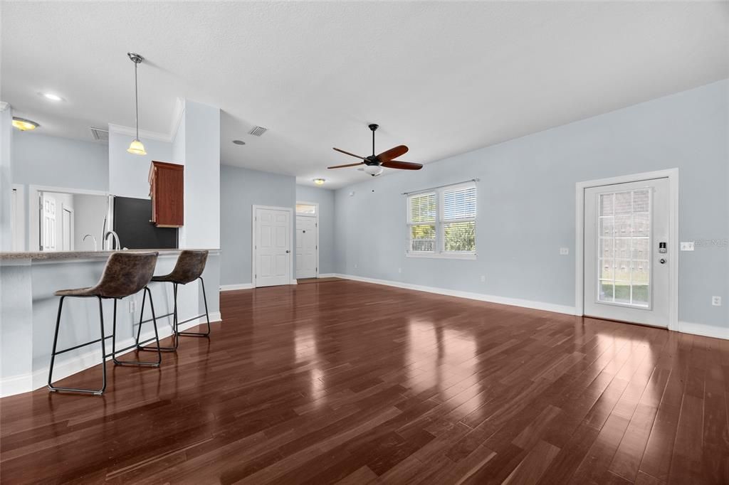 For Sale: $375,000 (3 beds, 2 baths, 1922 Square Feet)