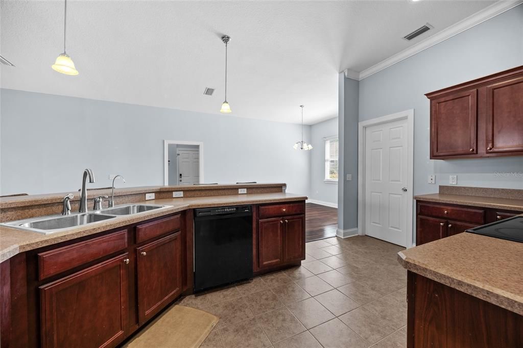 For Sale: $375,000 (3 beds, 2 baths, 1922 Square Feet)