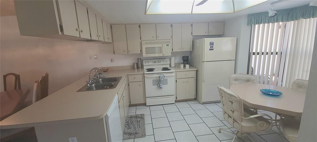 На продажу: $258,900 (2 спален, 2 ванн, 1346 Квадратных фут)