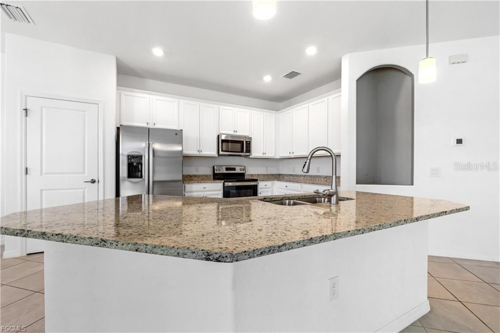 En Venta: $394,900 (4 camas, 2 baños, 2251 Pies cuadrados)