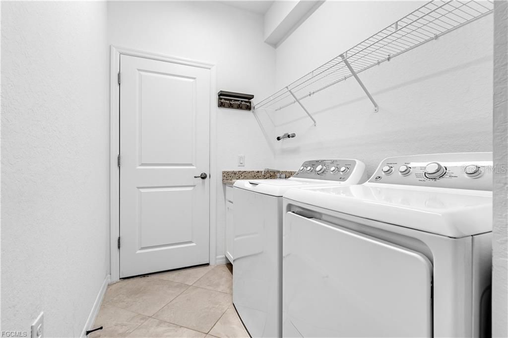 En Venta: $394,900 (4 camas, 2 baños, 2251 Pies cuadrados)