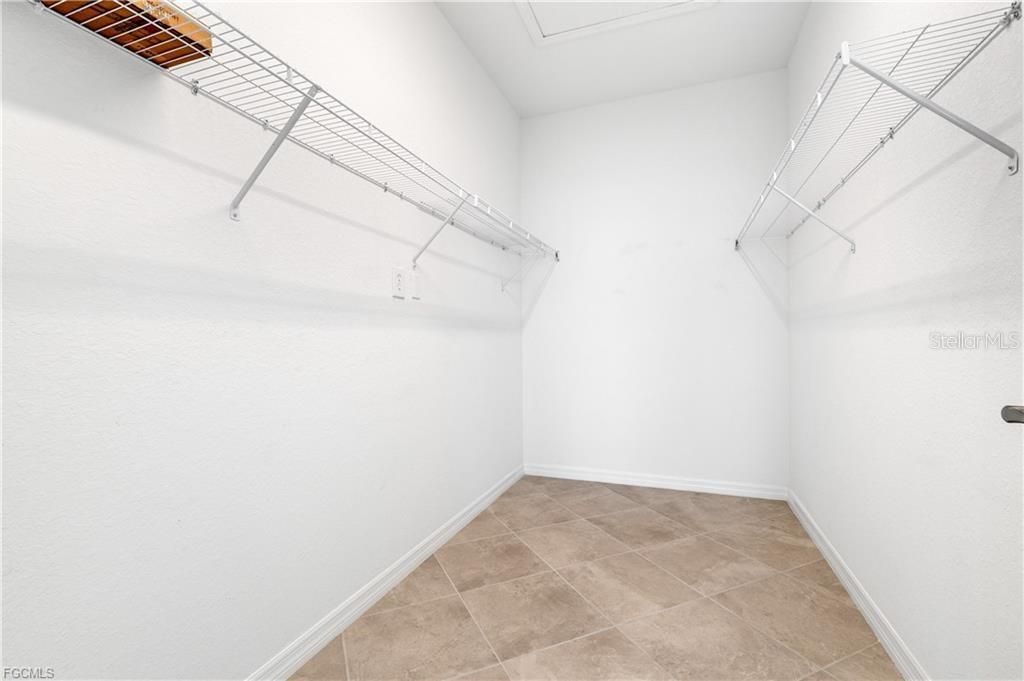 En Venta: $394,900 (4 camas, 2 baños, 2251 Pies cuadrados)