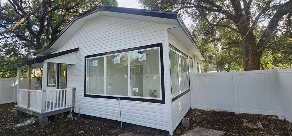 For Sale: $279,000 (3 beds, 1 baths, 940 Square Feet)