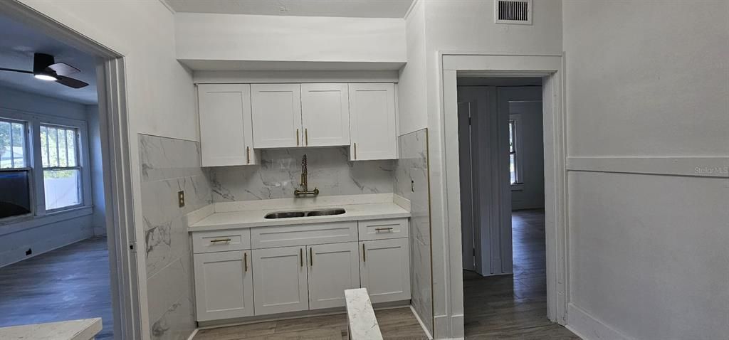 For Sale: $279,000 (3 beds, 1 baths, 940 Square Feet)