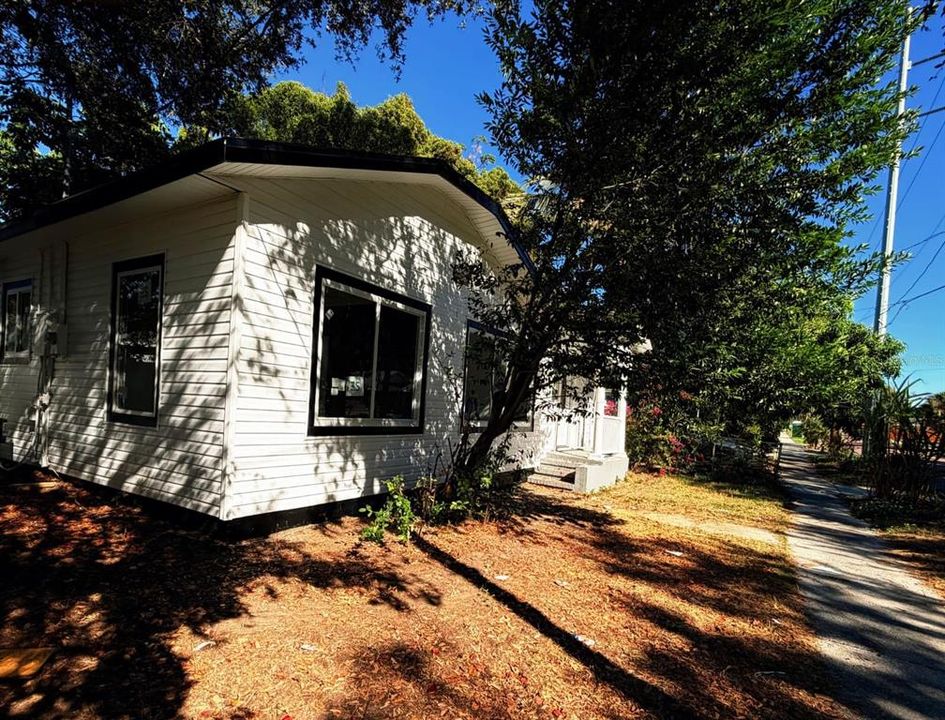 For Sale: $279,000 (3 beds, 1 baths, 940 Square Feet)