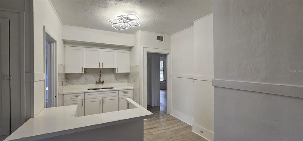 For Sale: $279,000 (3 beds, 1 baths, 940 Square Feet)