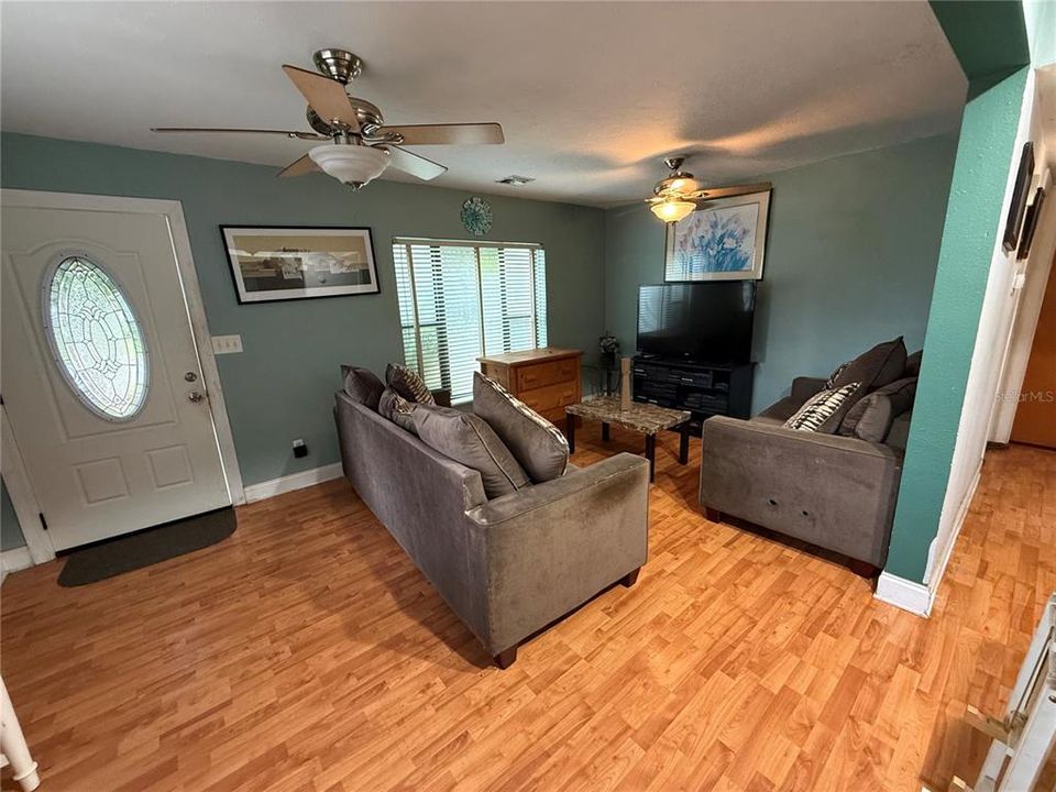 待售: $245,000 (3 贝兹, 2 浴室, 1056 平方英尺)