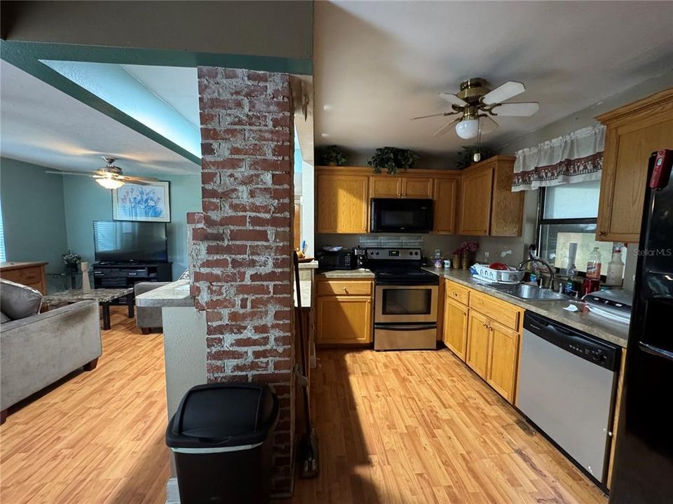 待售: $245,000 (3 贝兹, 2 浴室, 1056 平方英尺)