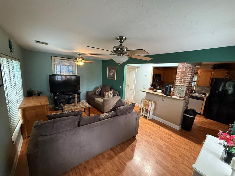 待售: $245,000 (3 贝兹, 2 浴室, 1056 平方英尺)