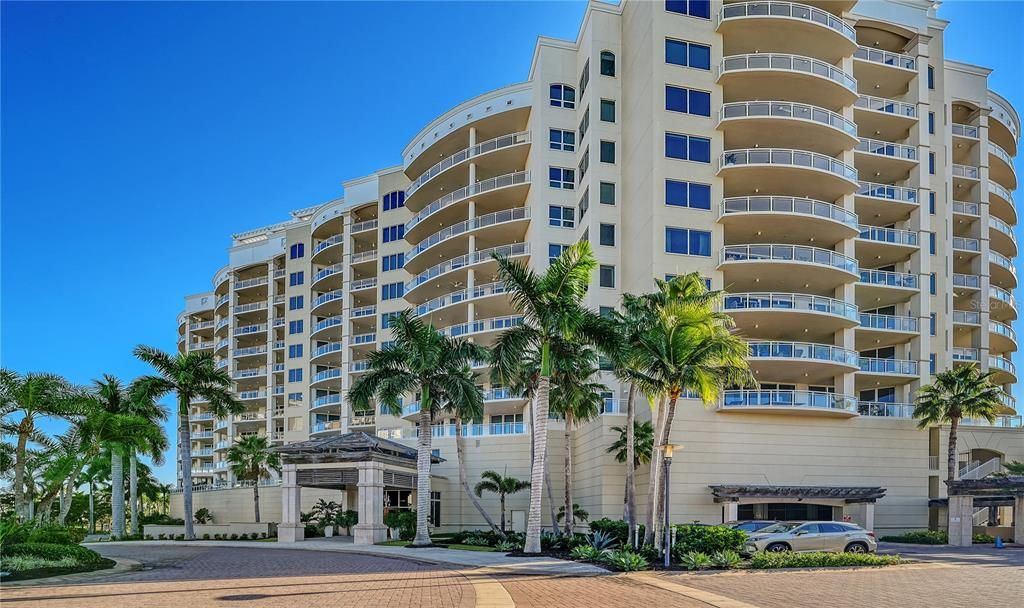 Active With Contract: $3,995,000 (3 beds, 3 baths, 3302 Square Feet)