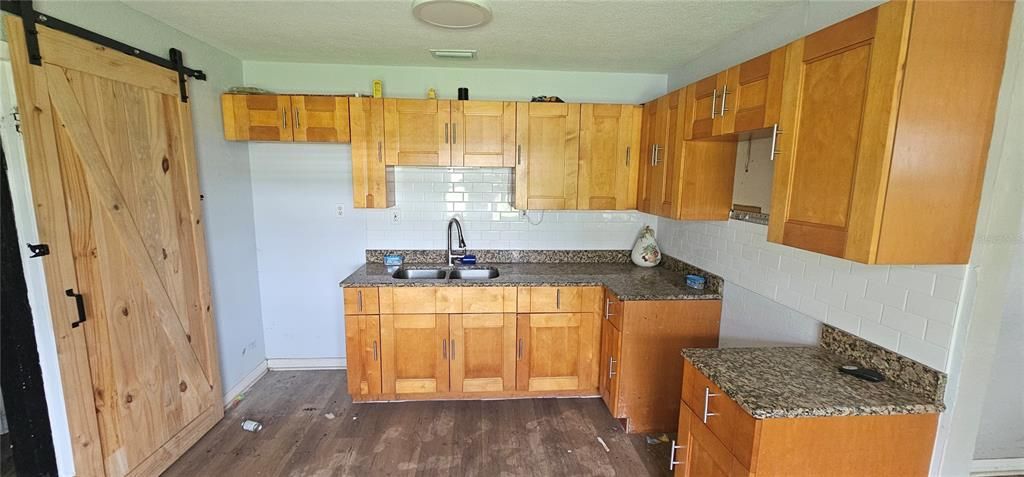 Под контрактом: $100,000 (3 спален, 3 ванн, 1284 Квадратных фут)