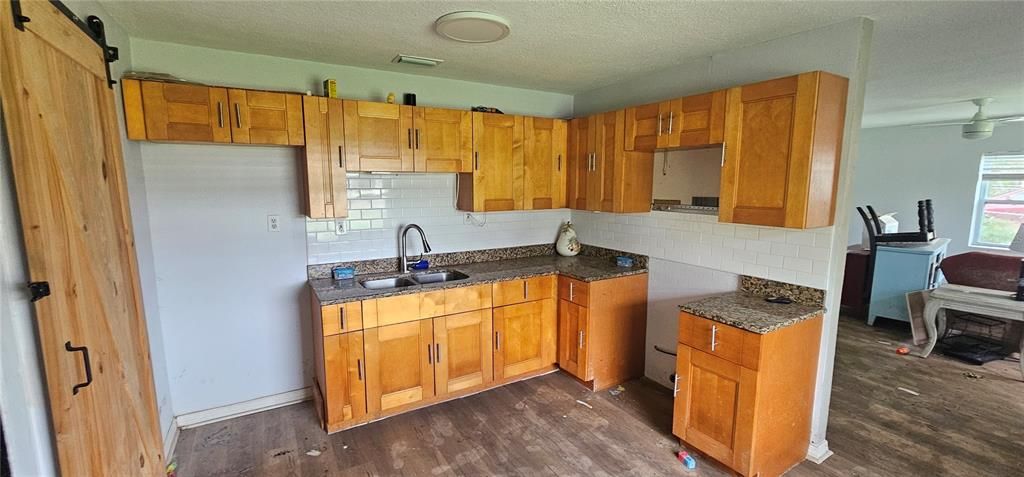 Под контрактом: $100,000 (3 спален, 3 ванн, 1284 Квадратных фут)