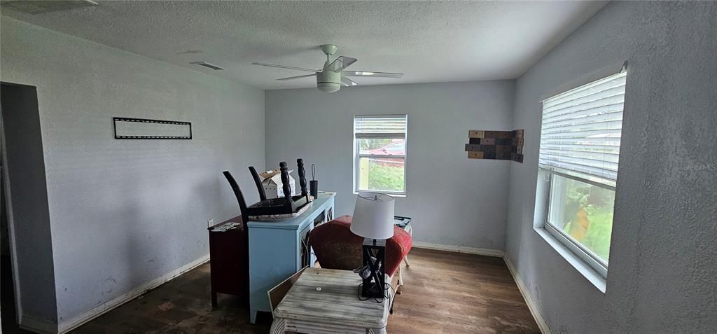 Под контрактом: $100,000 (3 спален, 3 ванн, 1284 Квадратных фут)