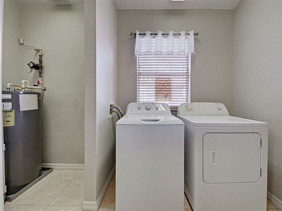 For Sale: $285,000 (3 beds, 2 baths, 1383 Square Feet)