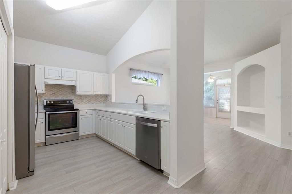 На продажу: $299,000 (3 спален, 2 ванн, 1453 Квадратных фут)