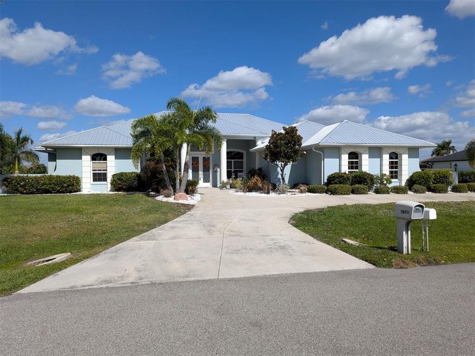 Active With Contract: $659,900 (3 beds, 2 baths, 3059 Square Feet)