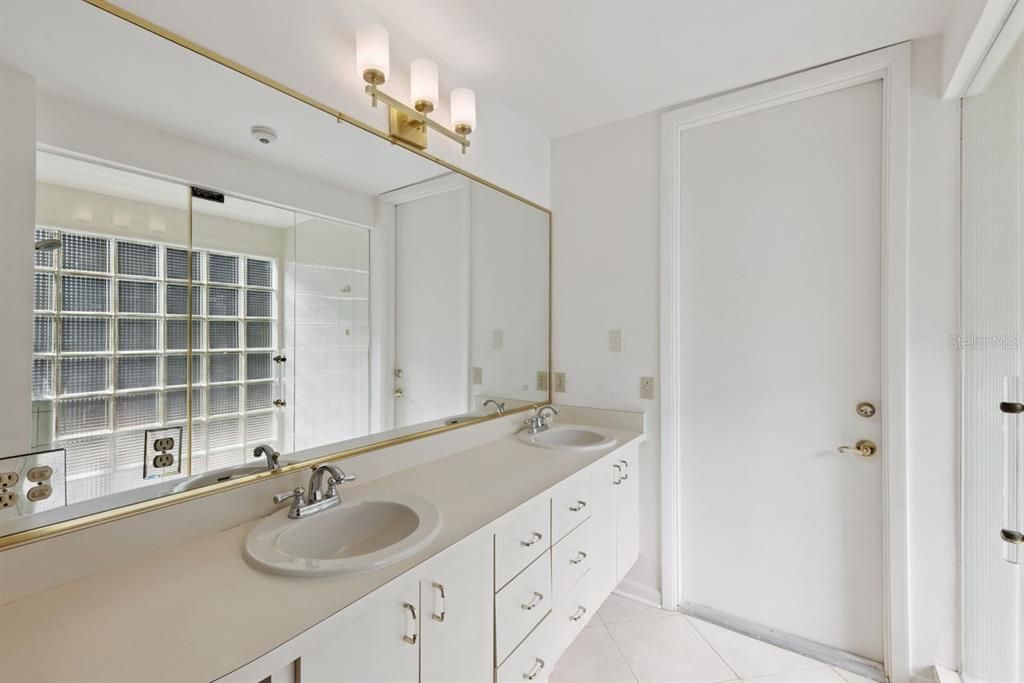 Activo con contrato: $550,000 (3 camas, 3 baños, 2828 Pies cuadrados)