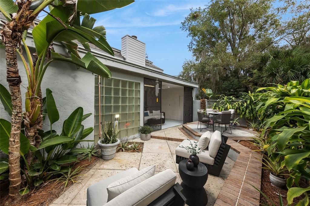 Activo con contrato: $550,000 (3 camas, 3 baños, 2828 Pies cuadrados)