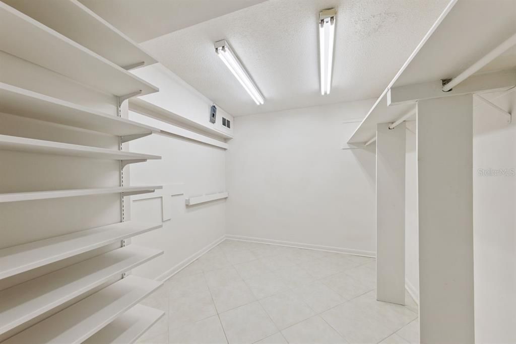 Activo con contrato: $550,000 (3 camas, 3 baños, 2828 Pies cuadrados)