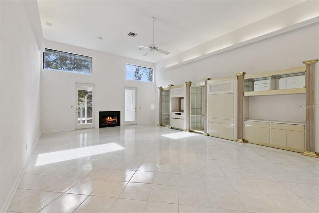 Activo con contrato: $550,000 (3 camas, 3 baños, 2828 Pies cuadrados)