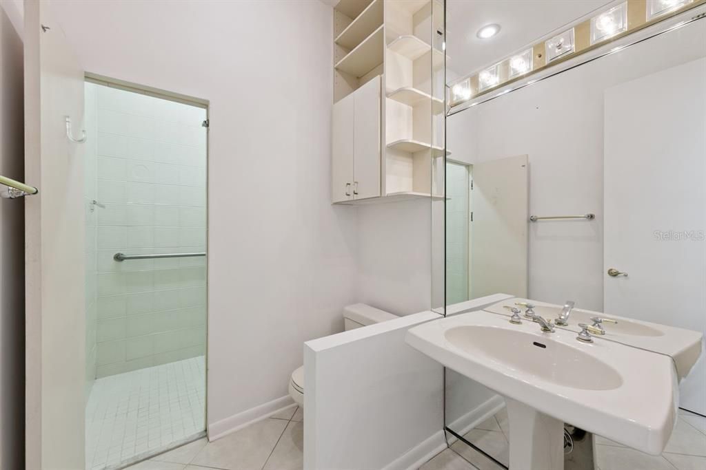 Activo con contrato: $550,000 (3 camas, 3 baños, 2828 Pies cuadrados)