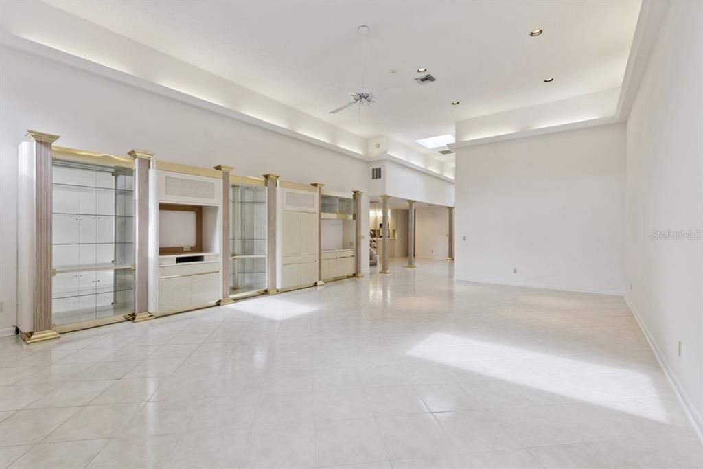 Activo con contrato: $550,000 (3 camas, 3 baños, 2828 Pies cuadrados)