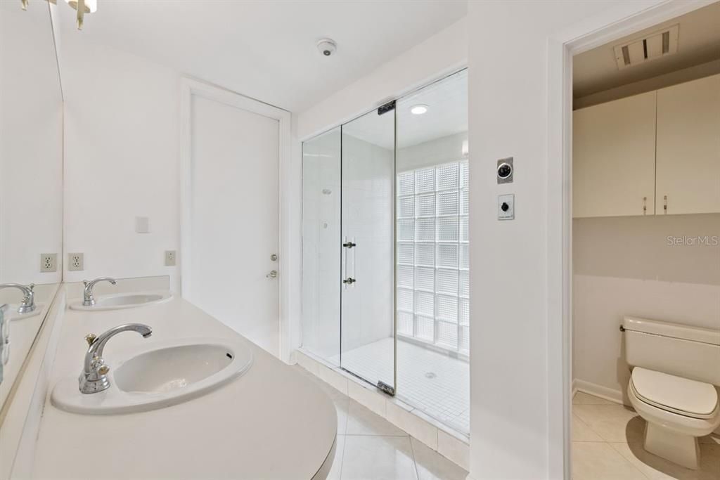 Activo con contrato: $550,000 (3 camas, 3 baños, 2828 Pies cuadrados)