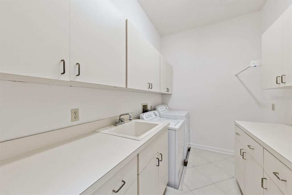 Activo con contrato: $550,000 (3 camas, 3 baños, 2828 Pies cuadrados)