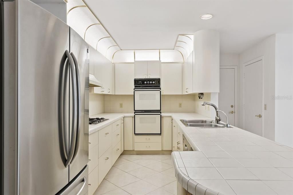 Activo con contrato: $550,000 (3 camas, 3 baños, 2828 Pies cuadrados)