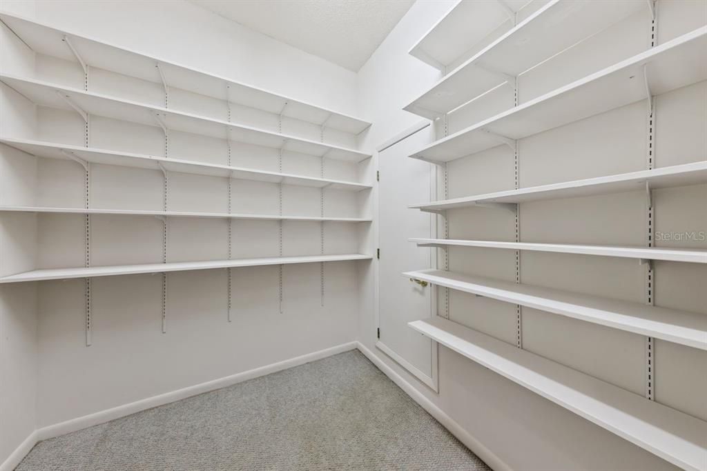 Activo con contrato: $550,000 (3 camas, 3 baños, 2828 Pies cuadrados)