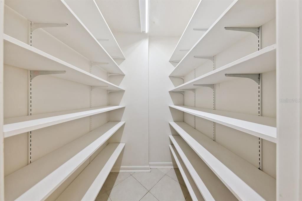 Activo con contrato: $550,000 (3 camas, 3 baños, 2828 Pies cuadrados)