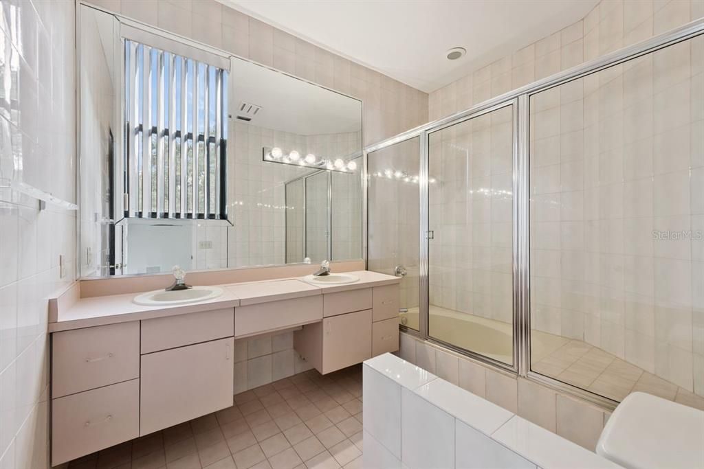 Activo con contrato: $550,000 (3 camas, 3 baños, 2828 Pies cuadrados)