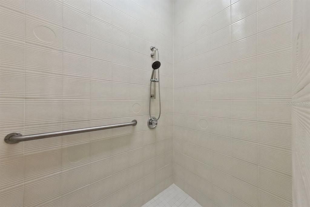 Activo con contrato: $550,000 (3 camas, 3 baños, 2828 Pies cuadrados)