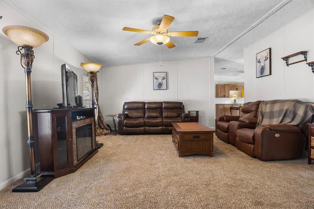 待售: $149,900 (2 贝兹, 2 浴室, 1296 平方英尺)