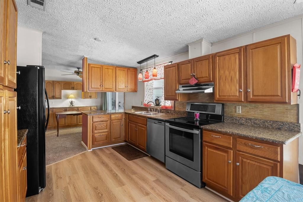 待售: $149,900 (2 贝兹, 2 浴室, 1296 平方英尺)