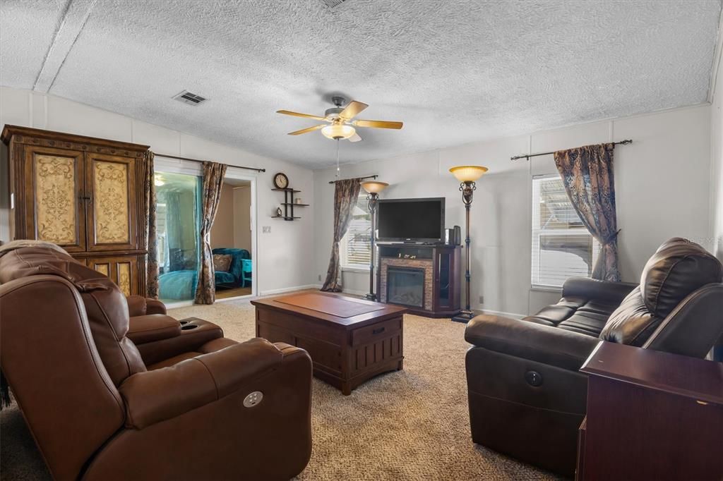 待售: $149,900 (2 贝兹, 2 浴室, 1296 平方英尺)