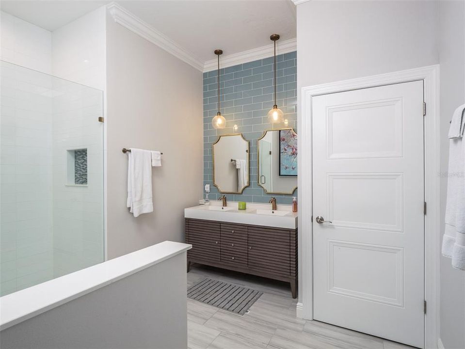 En Venta: $4,395,000 (3 camas, 2 baños, 3176 Pies cuadrados)