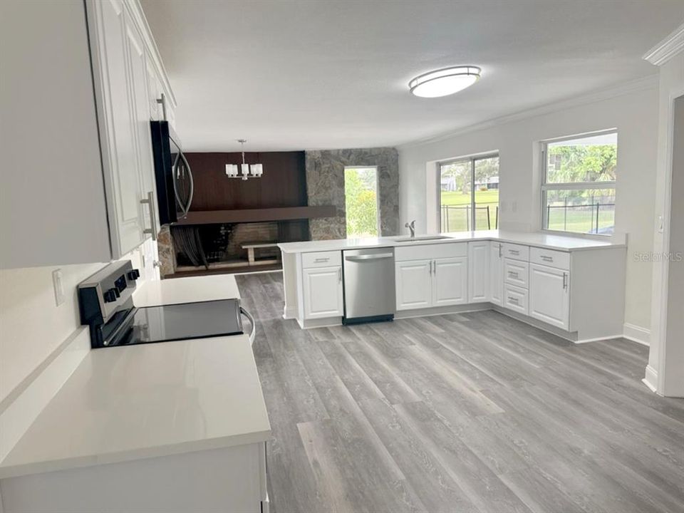 合同活跃: $684,900 (4 贝兹, 3 浴室, 2344 平方英尺)