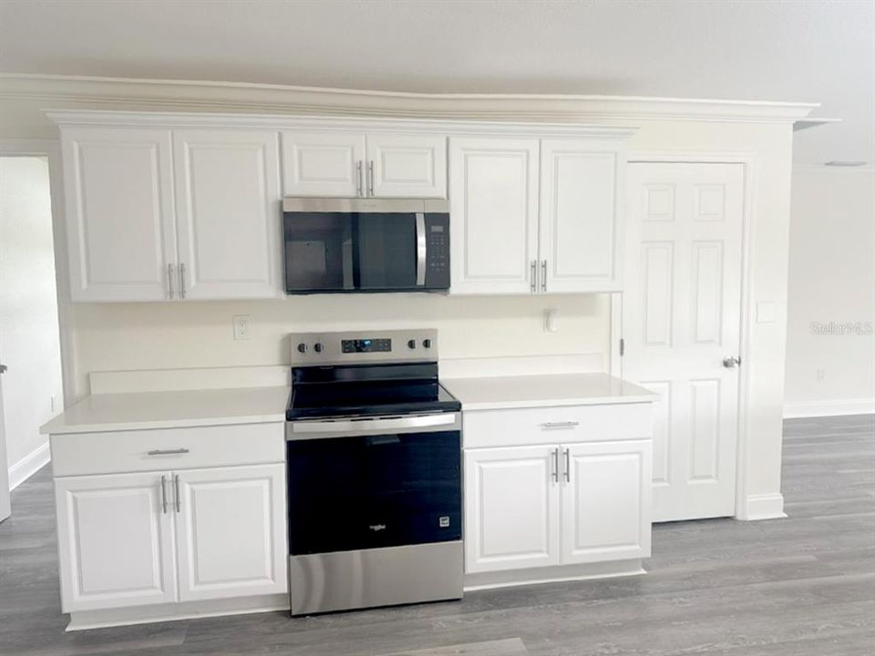 合同活跃: $684,900 (4 贝兹, 3 浴室, 2344 平方英尺)