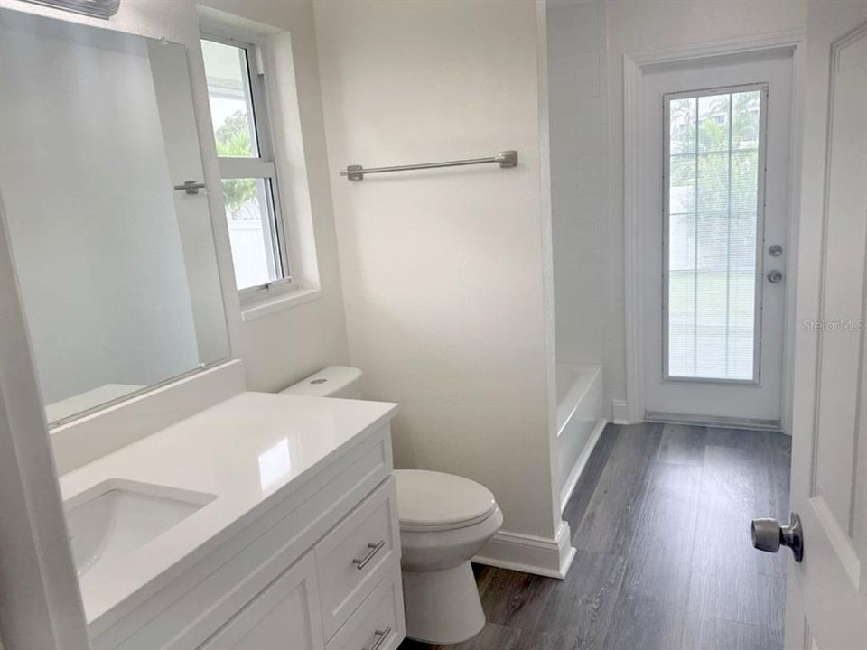 合同活跃: $684,900 (4 贝兹, 3 浴室, 2344 平方英尺)