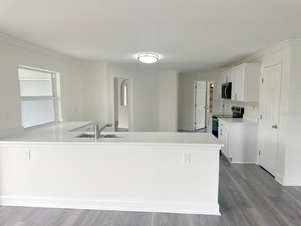 合同活跃: $684,900 (4 贝兹, 3 浴室, 2344 平方英尺)