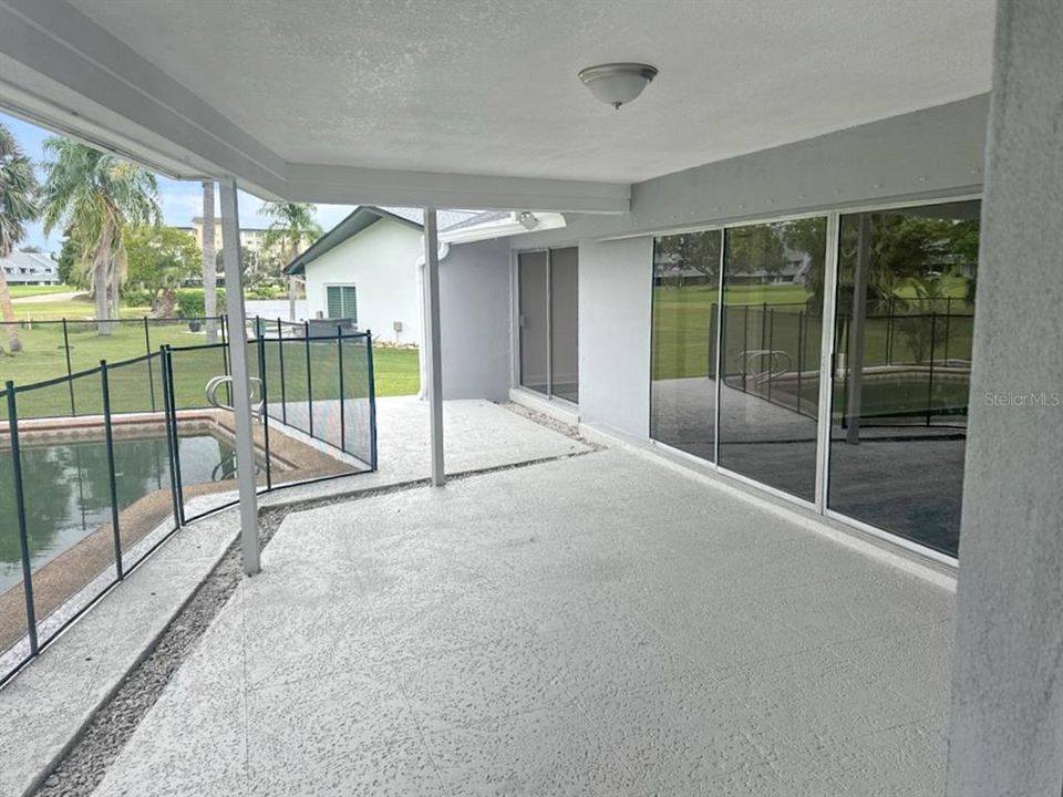 合同活跃: $684,900 (4 贝兹, 3 浴室, 2344 平方英尺)