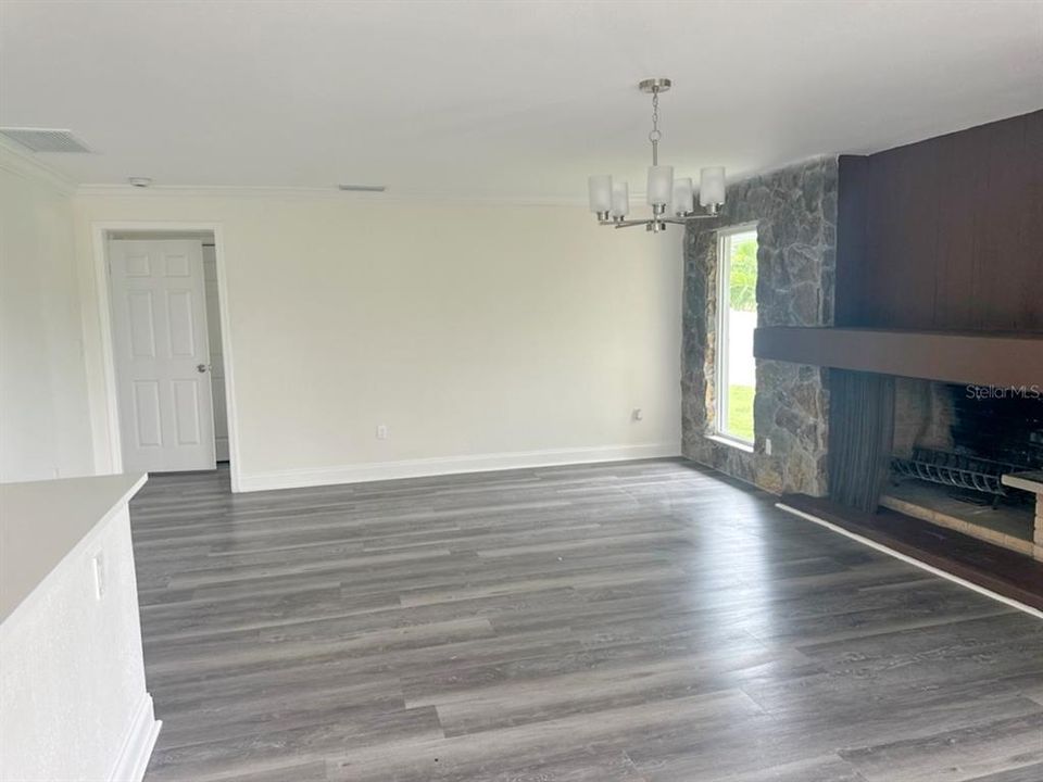 合同活跃: $684,900 (4 贝兹, 3 浴室, 2344 平方英尺)