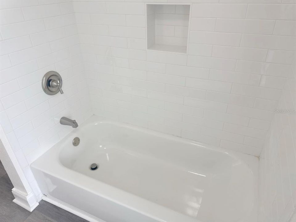 合同活跃: $684,900 (4 贝兹, 3 浴室, 2344 平方英尺)