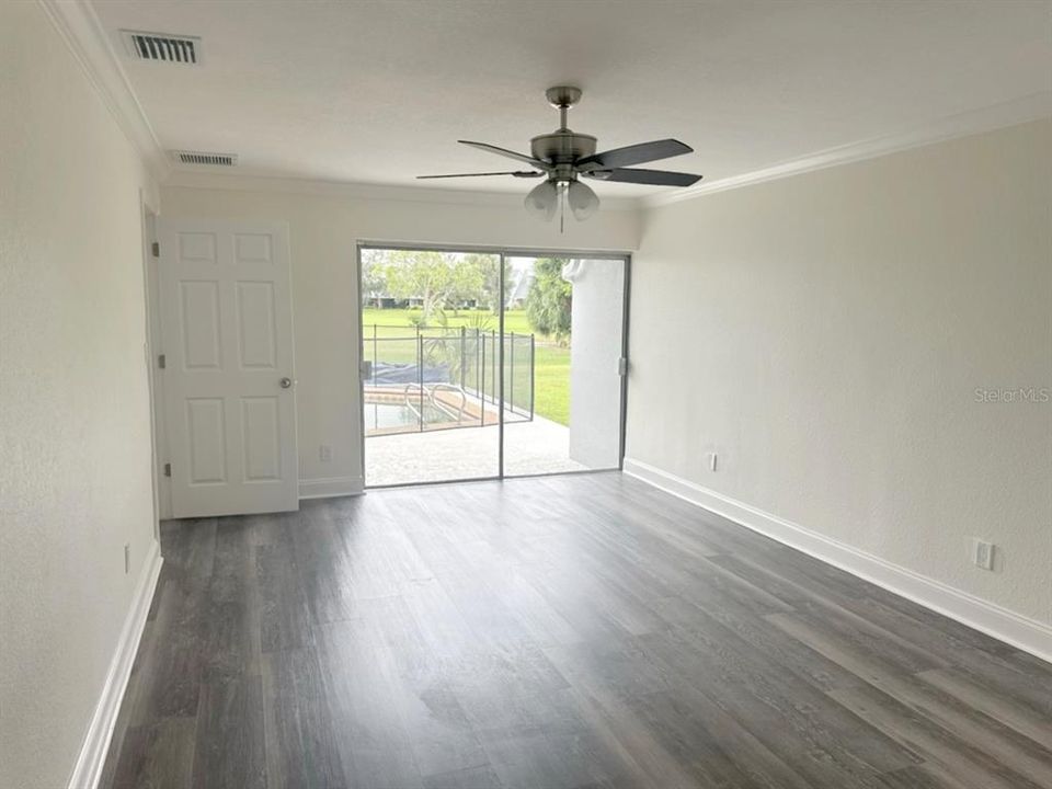 合同活跃: $684,900 (4 贝兹, 3 浴室, 2344 平方英尺)