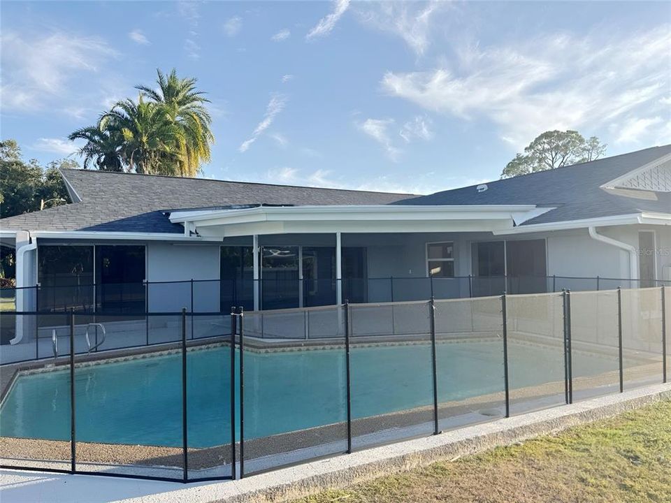 合同活跃: $684,900 (4 贝兹, 3 浴室, 2344 平方英尺)